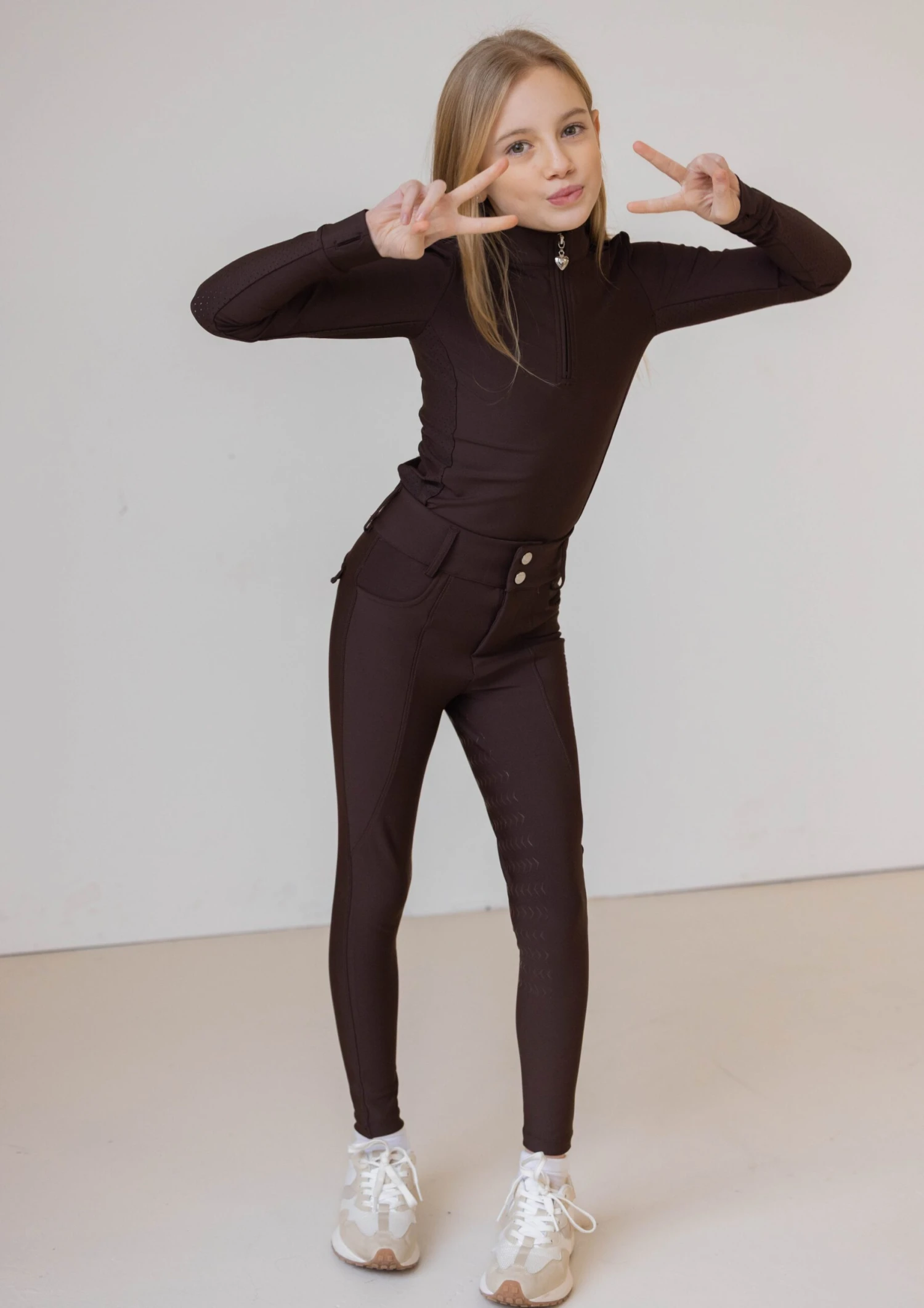 Junior Cara Hybrid - Espresso 3 Junior Cara Hybrid - Espresso